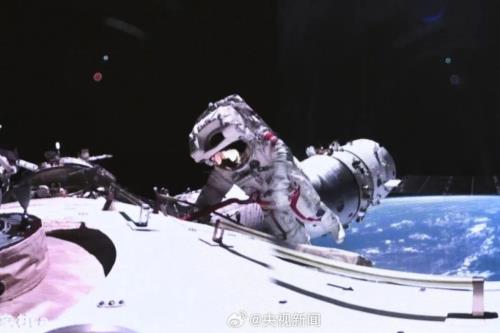 خروج تاریخی فضانوردان از ایستگاه فضایی چین